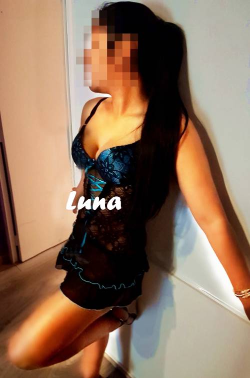 LUNA, JOVEN LATINA MUY COMPLACIENTE