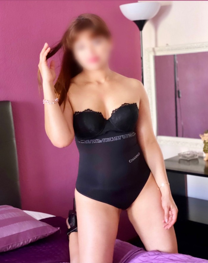 UNA HERMOSA LATINA QUE DERROCHA PLACER Y MORBO