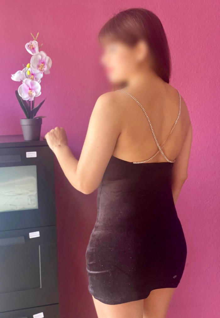 UNA HERMOSA LATINA QUE DERROCHA PLACER Y MORBO