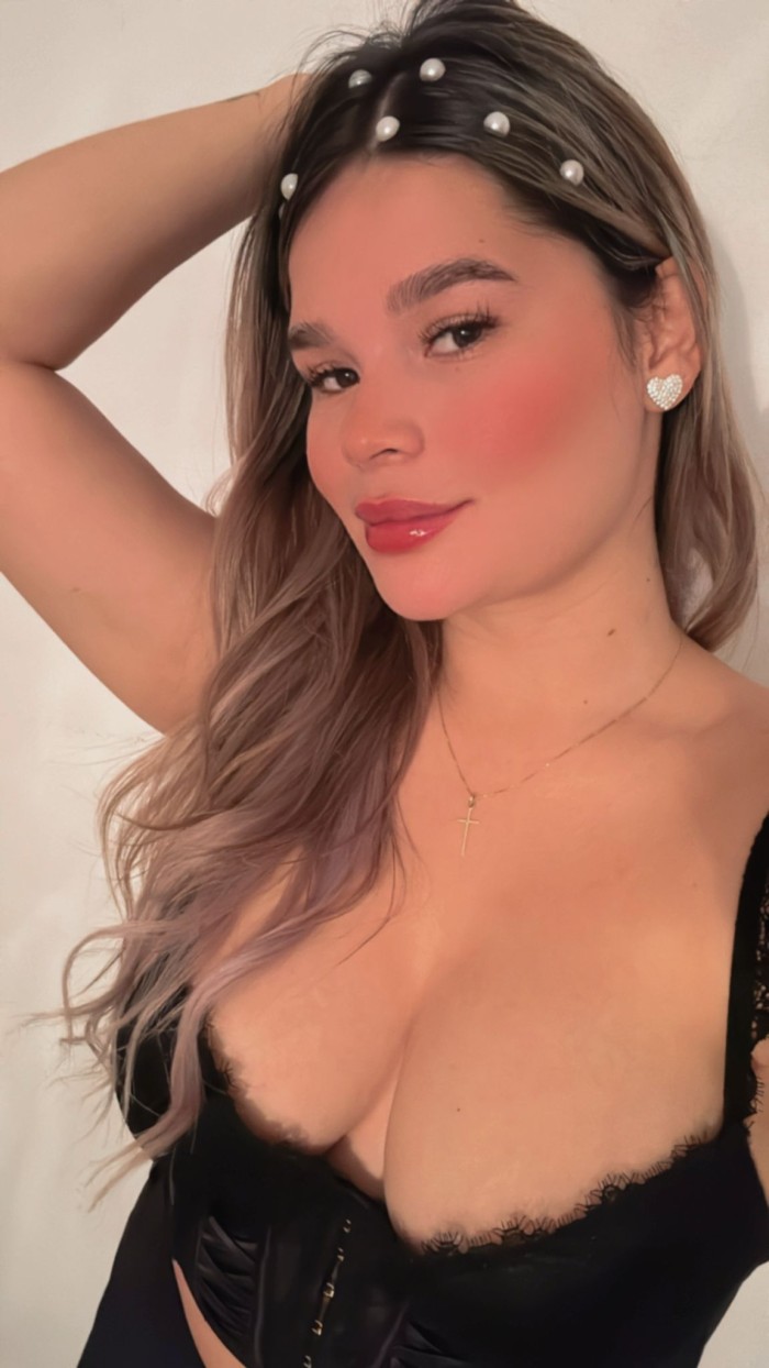 ESCORT ELEGANTE DELGADA CARIÑOSA