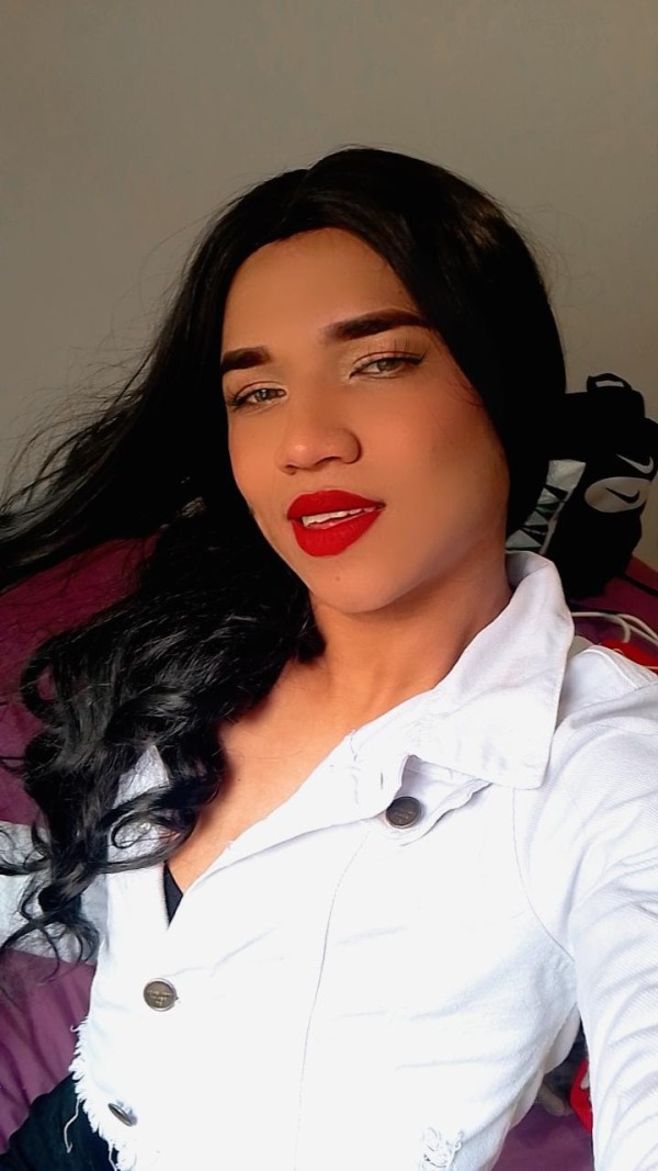 ARDIENTE CHICA COLOMBIANA 19 AÑOS TRANS