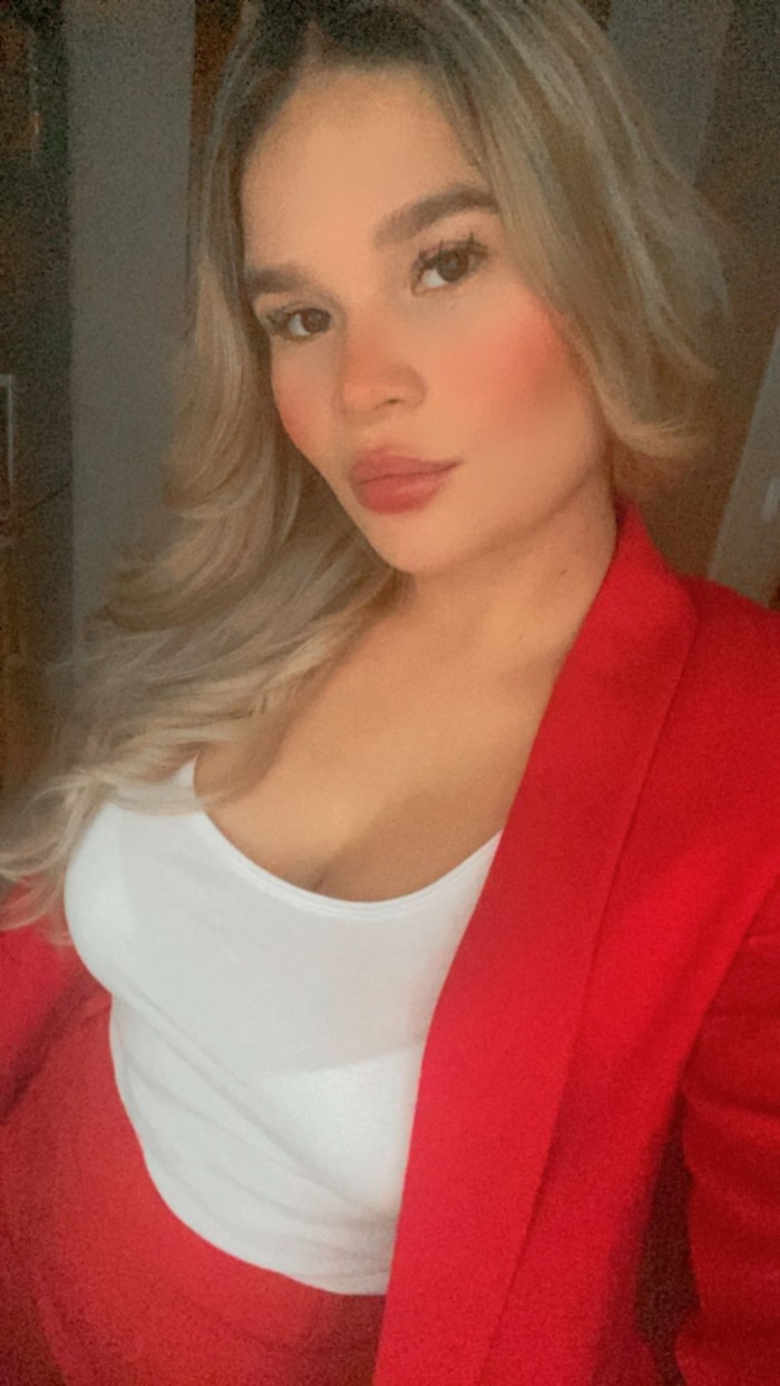 rubia cariñosa y entregada