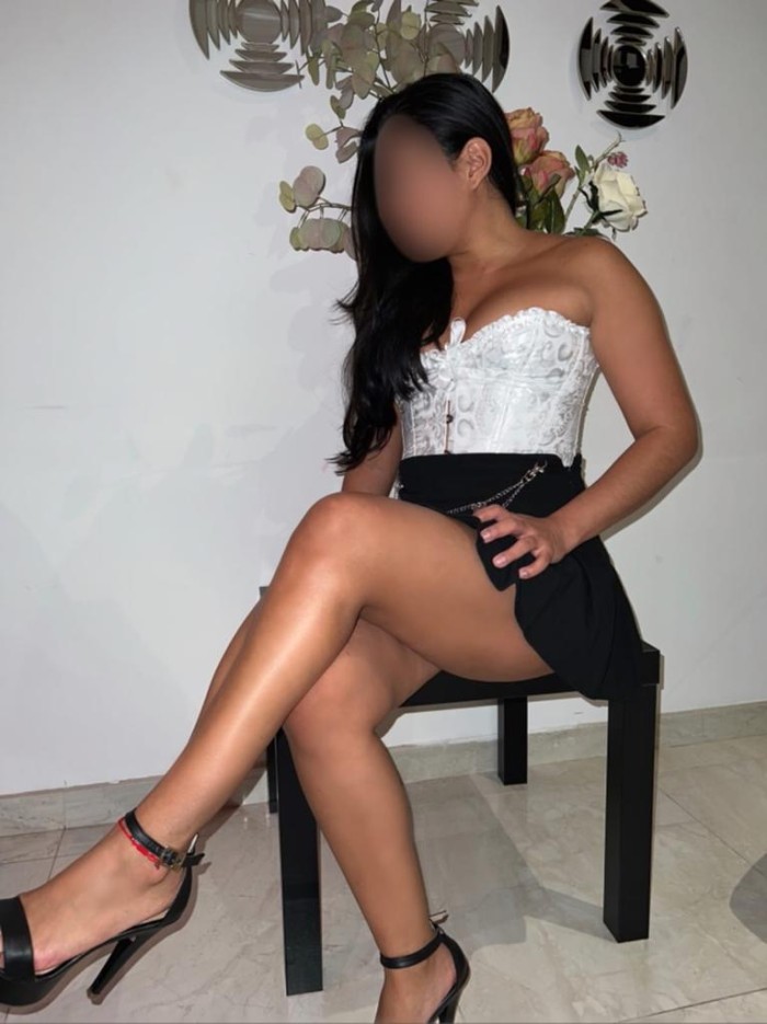 Latina lujuriosa y llena de morbo