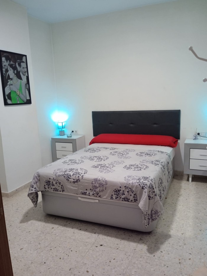 SE ALQUILA HABITACION HRAS,20€ CON COPA INCLUIDA