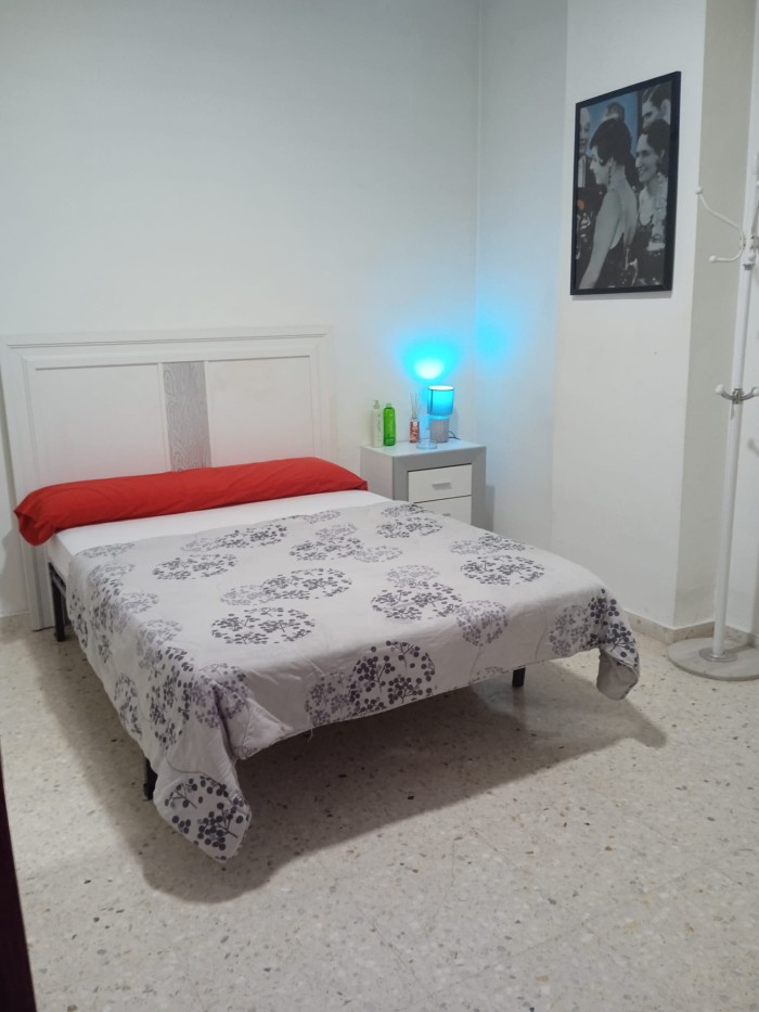 SE ALQUILA HABITACION HRAS,20€ CON COPA INCLUIDA