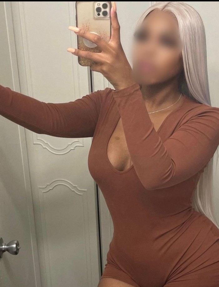 escort hermosa dominicana mulata