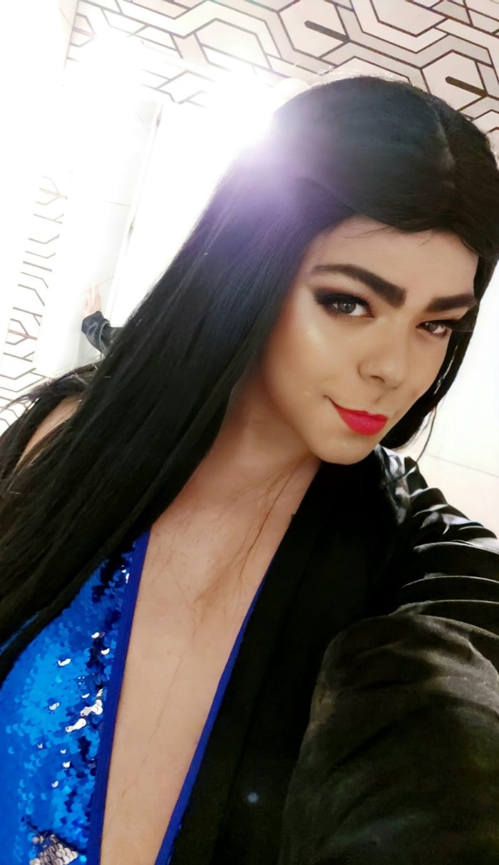 UNA CHICA TRANS CALIENTE Y MUY CACHONDA