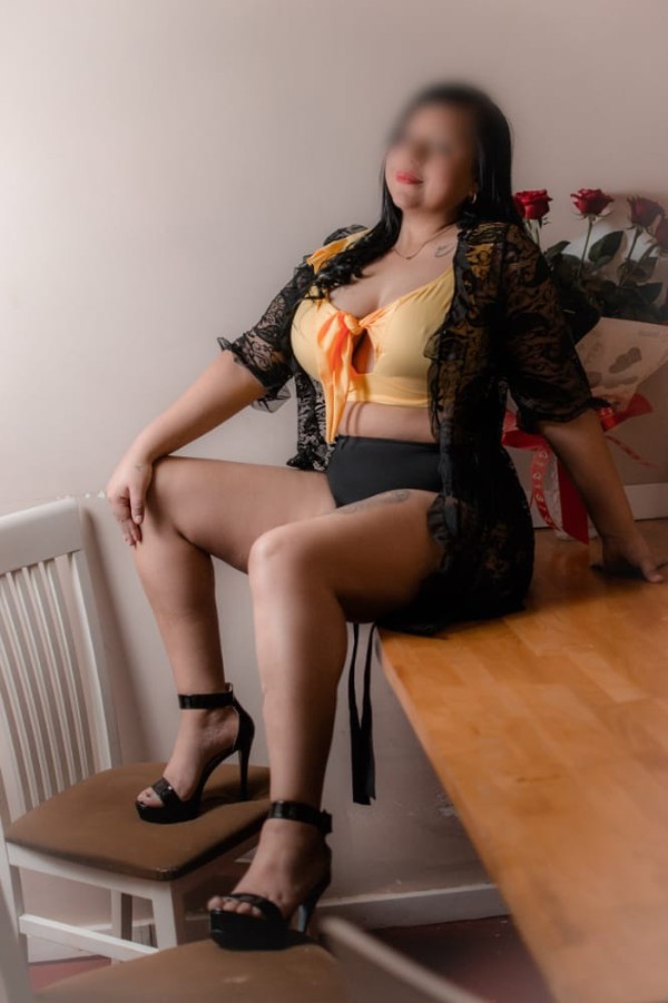 Escort delgada seductora y complaciente