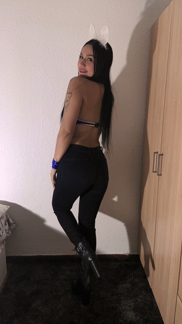 UNA LINDA Y JOVEN CHICA COLOMBIANA, DISPONIBLE 24H