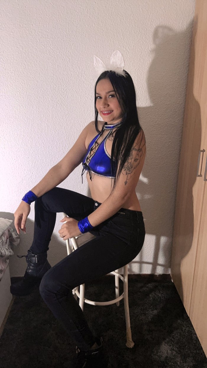 UNA LINDA Y JOVEN CHICA COLOMBIANA, DISPONIBLE 24H