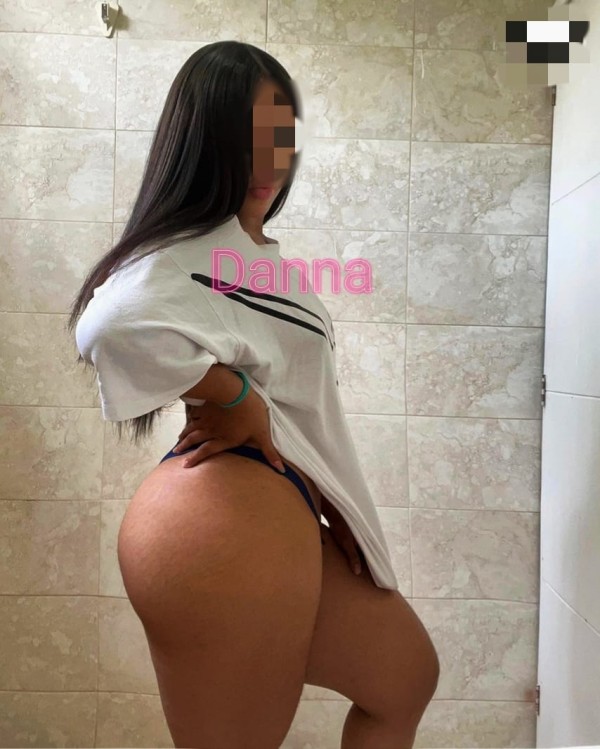 Latina cariñosa y complaciente