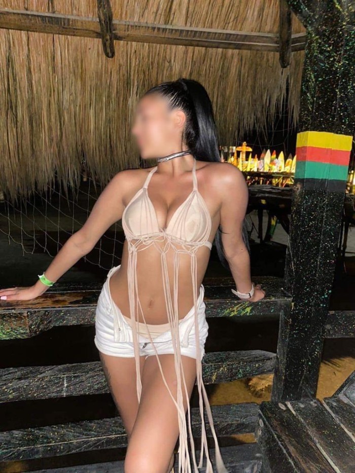 JOVENCITA COLOMBIANA PARA SALIDAS A HOTEL BCN