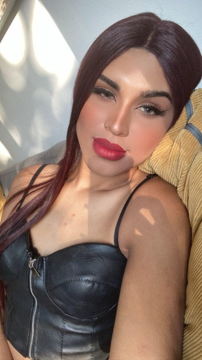 Joven masajista trans colombiana