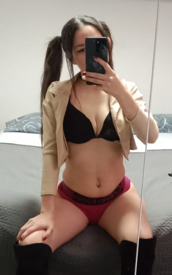 Jovencita delgada con buen cuerpo