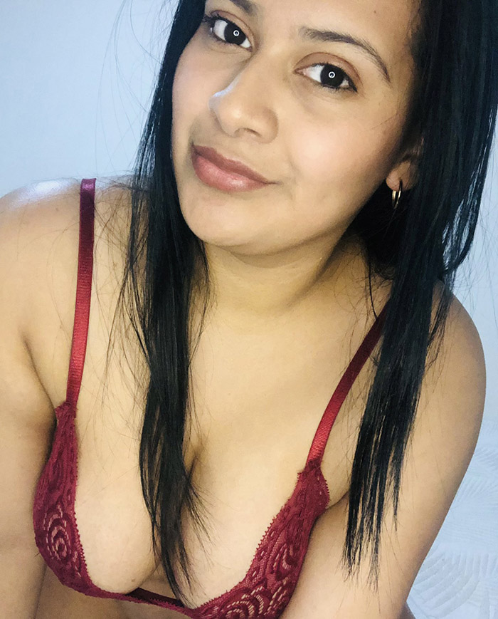 Deliciosa latina de 24 añitos y piel canela