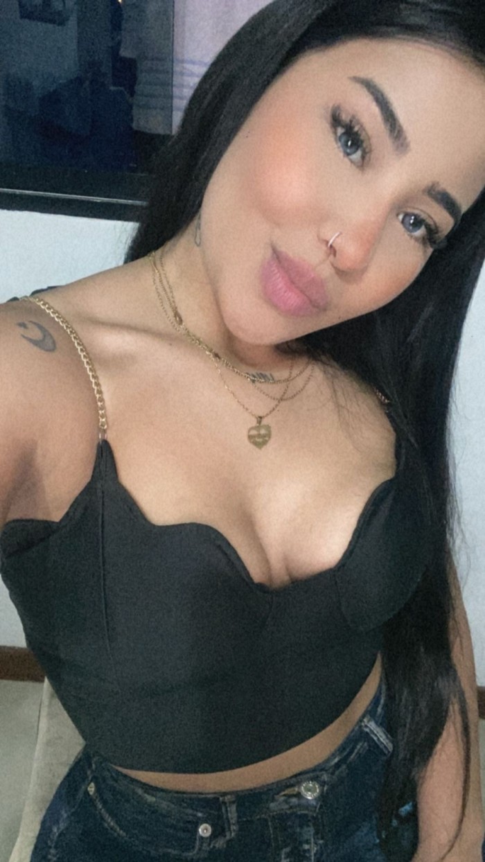 VIKY BOMBON LATINO JOVENCITA RECIEN LLEGADA