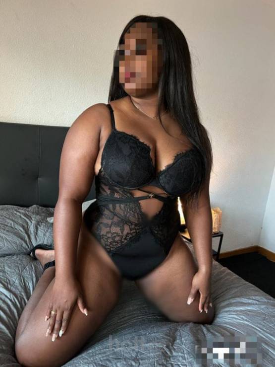 Jovencita de 27 años mulata tetas XXL naturales