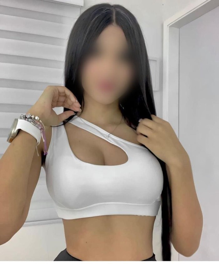 JOVENCITA DELGADITA CON BUENAS TETAS