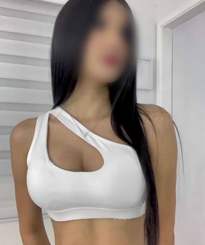 JOVENCITA DELGADITA CON BUENAS TETAS