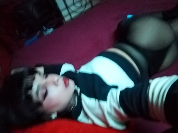 GARGANTA PROFUNDA, ABRIL CHICA TRANS HORMONADA