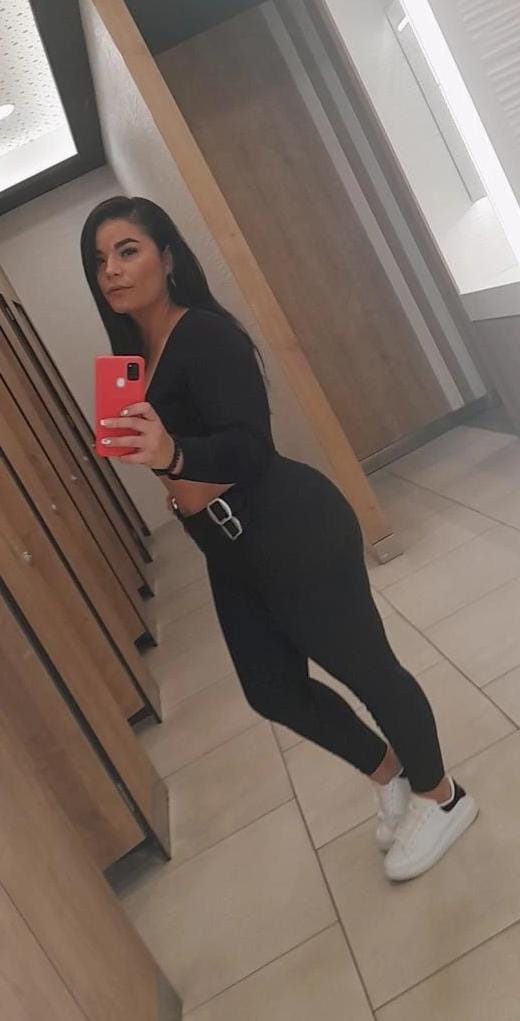 Sensual jovencita dispuesta a todo