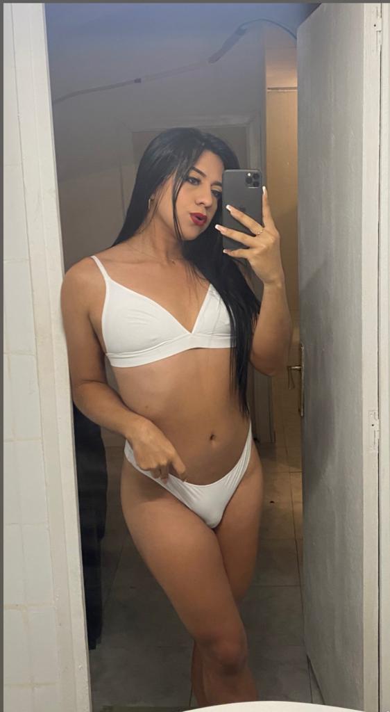 Latina morena exuberante y complaciente