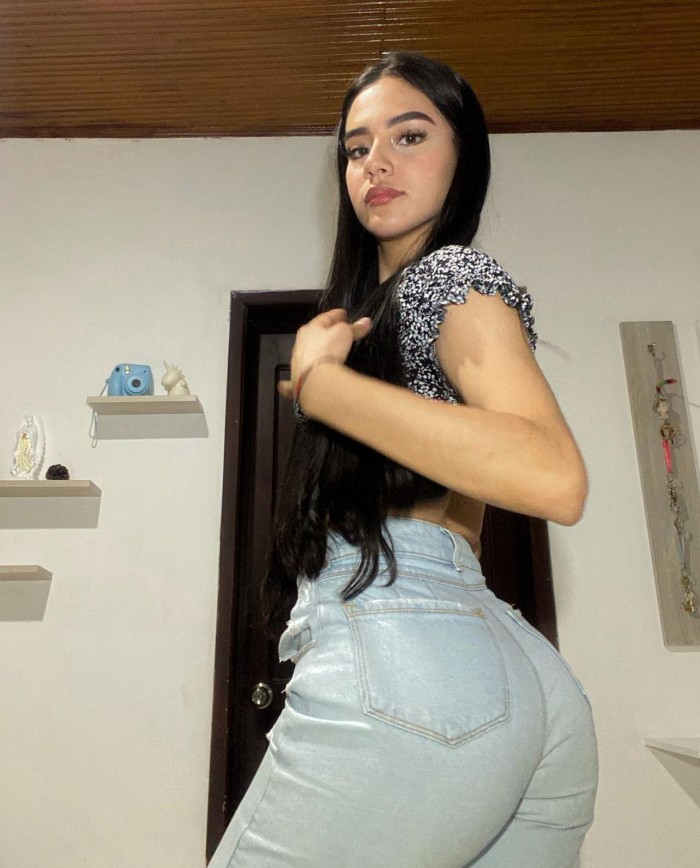 ANNA, HERMOSA LATINA RECIEN LLEGAD