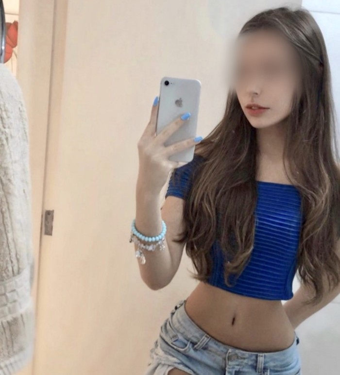 Lia una joven entregada cachonda y con el coño ric