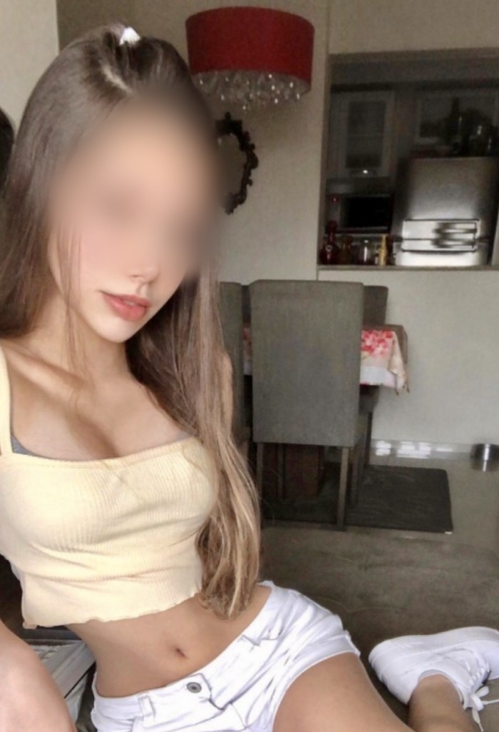 Lia una joven entregada cachonda y con el coño ric