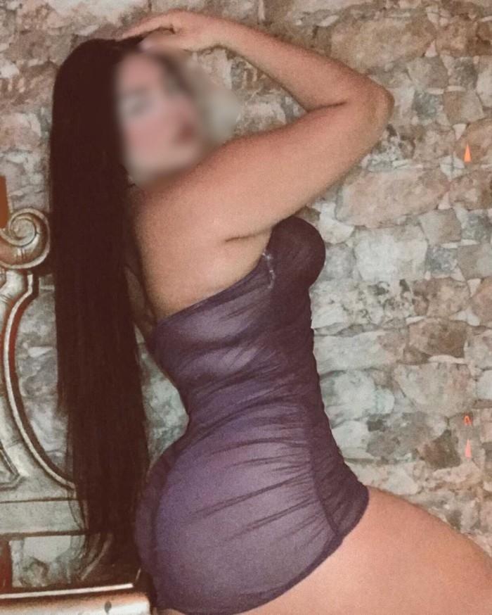 DELICIOSA MORENA ALEGRE Y FIESTERA