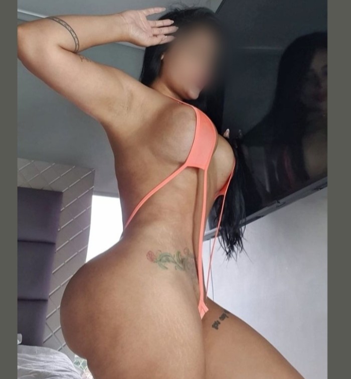 Rica colombiana culo grande