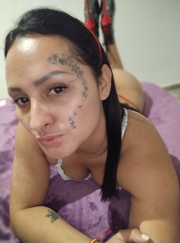 COLOMBIANA HERMOSA Y JUGUETONA