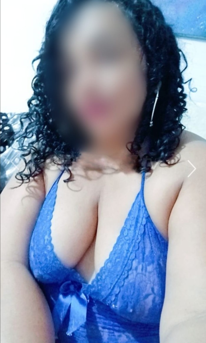 SEXI COMPLACIENTE Y VOLUPTUOSA MADURITA