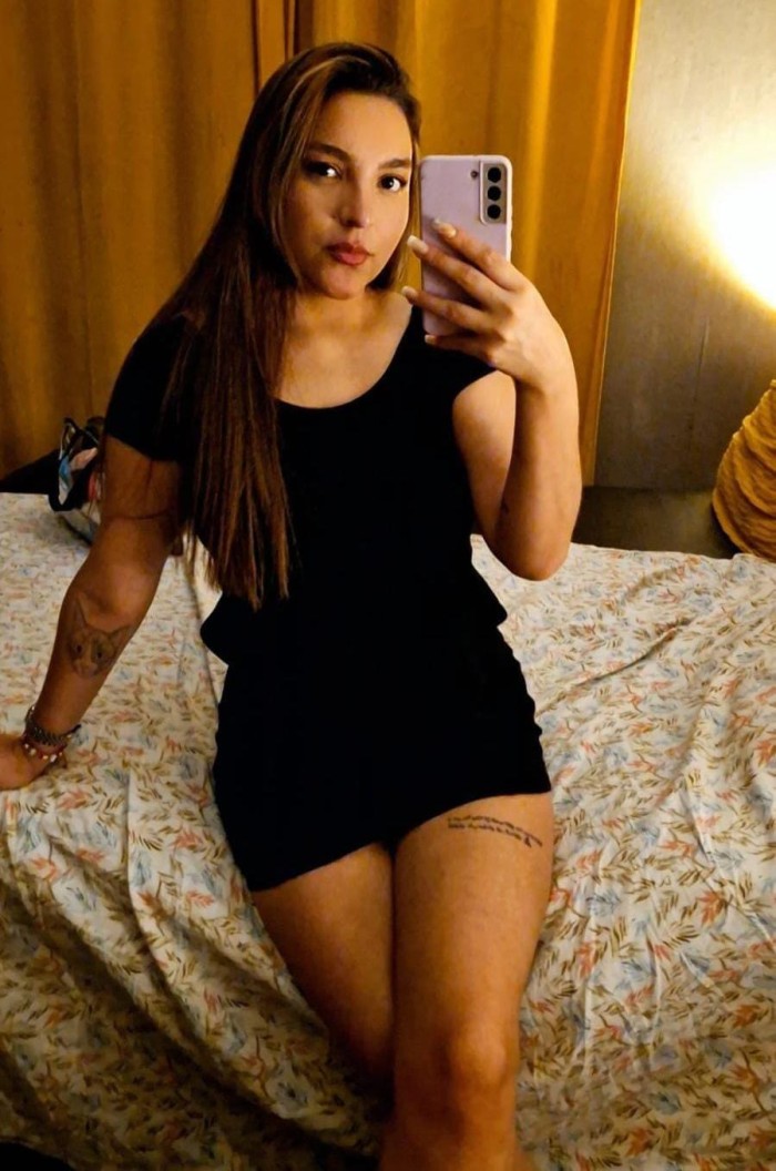 Jovencita latina fiestera y muy maja