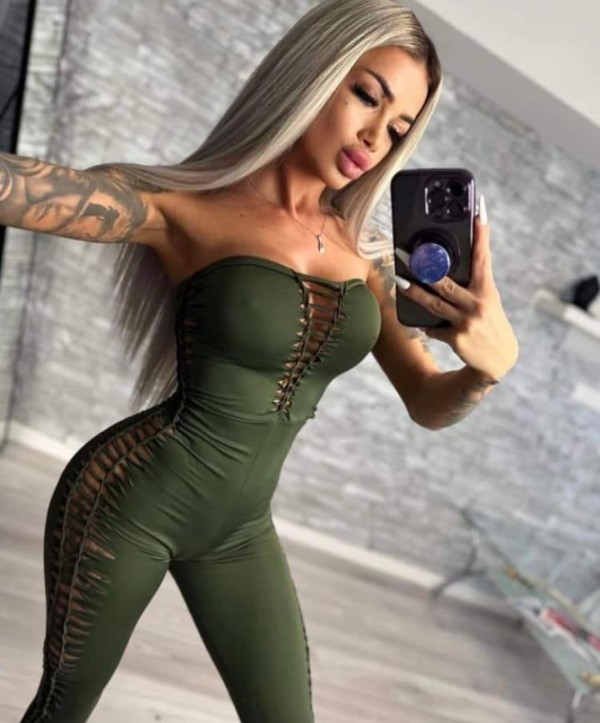 Rubia con tatuaje