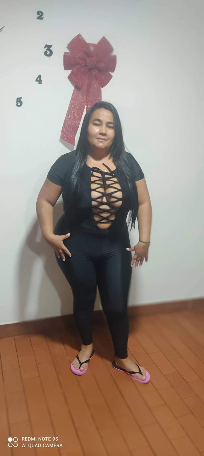 Latina voluptuosa y complaciente