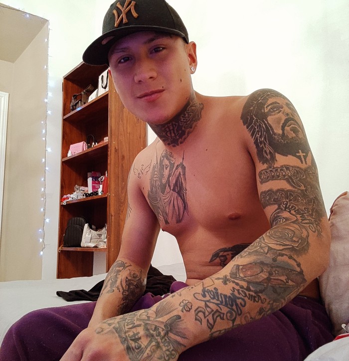 Chico tatuado colombiano recién llegado