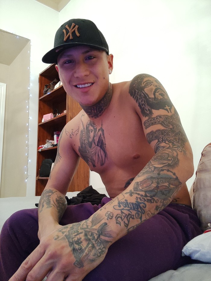 Chico tatuado colombiano recién llegado