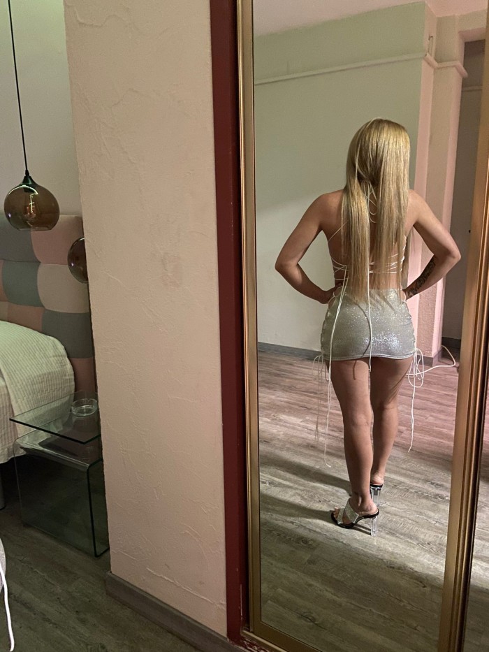 SOFIA RUBIA FIESTERA SOLA EN CASA