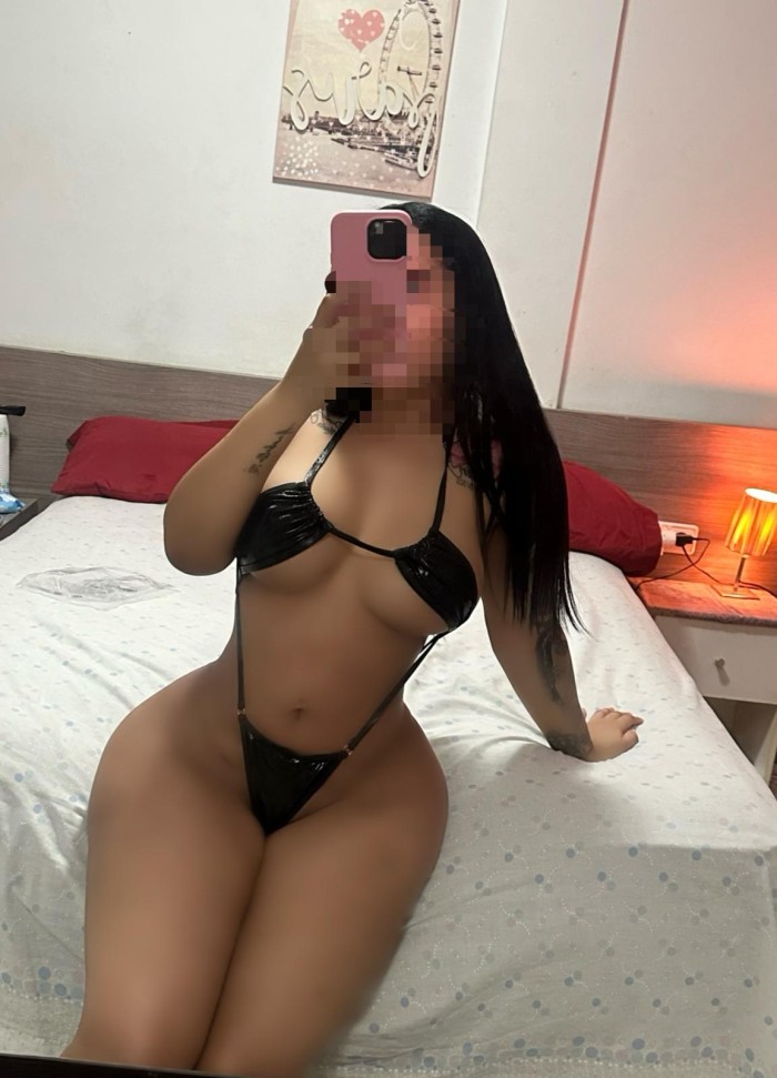 SARA CAUTIVADORA CON HERMOSAS CURVAS