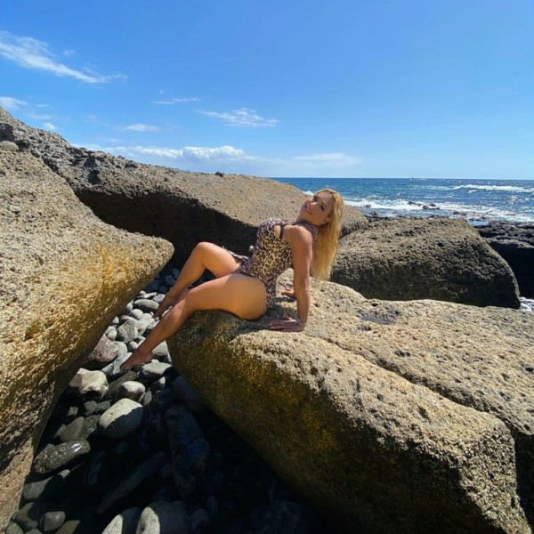 Por Playa de las Américas en el sur de Tenerife An