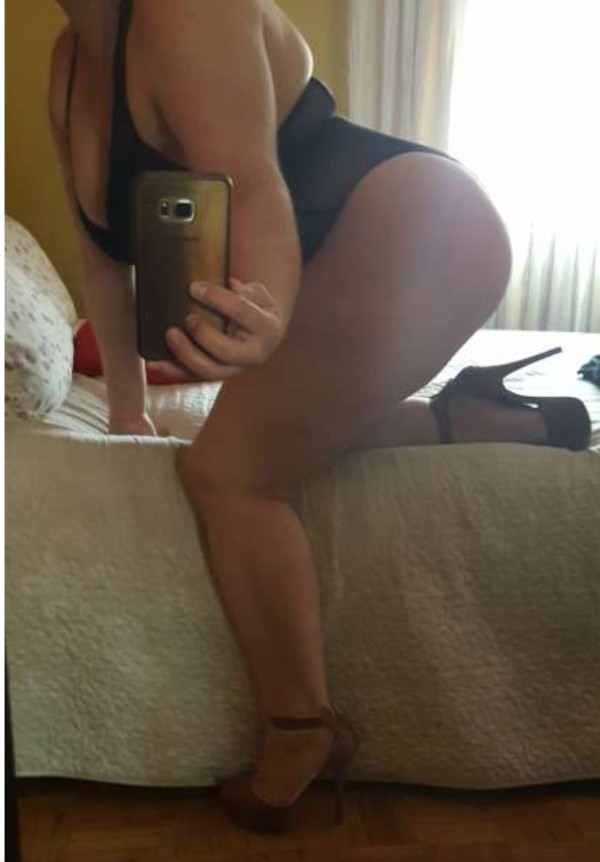 LAURA, TU MILF LATINA SUPER CACHONDA! FETICHISMO!!!