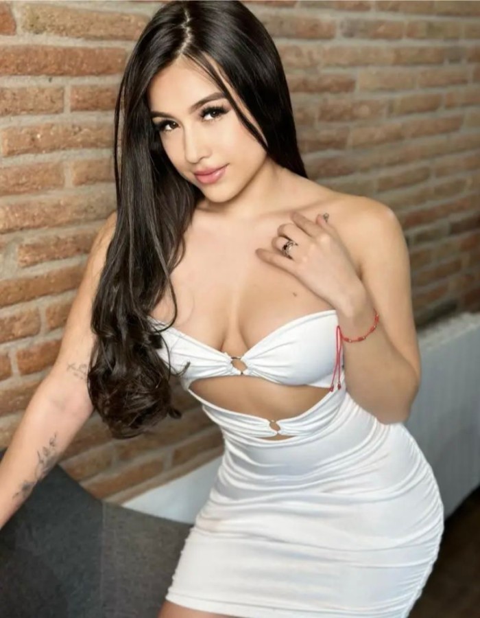 HERMOSA JOVENCITA LATINA LUJOSA