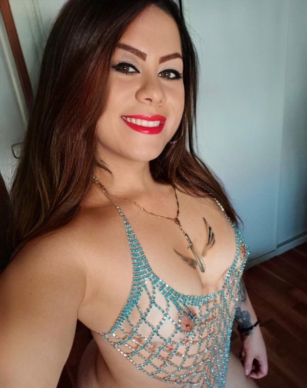 Carla cariñosa  complaciente  y muy morbosa