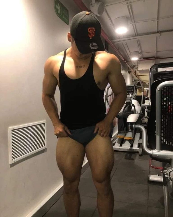 Joven latino musculoso