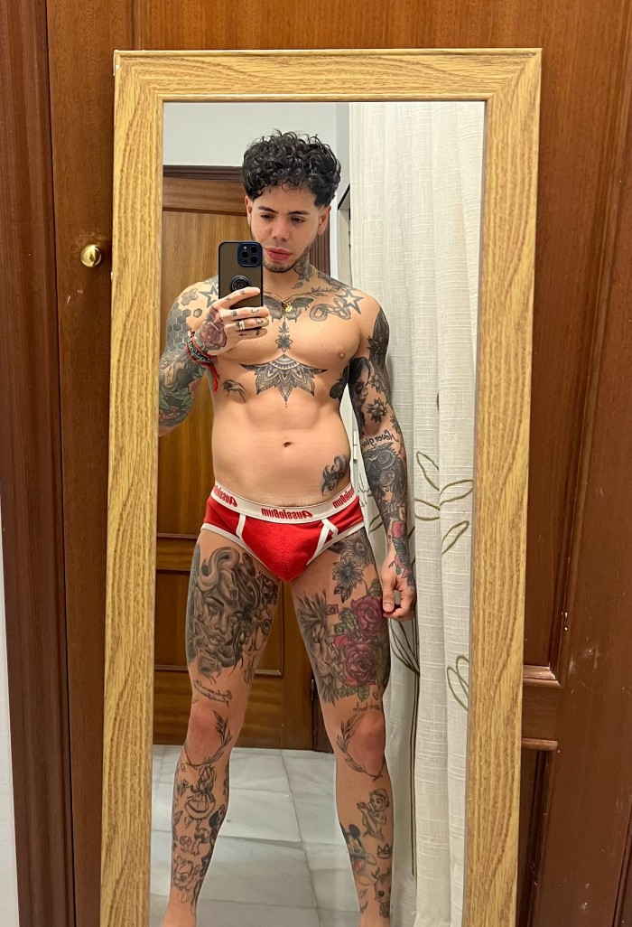 NOVEDAD Chico estudiante Cuerpo fibrado tatuado co