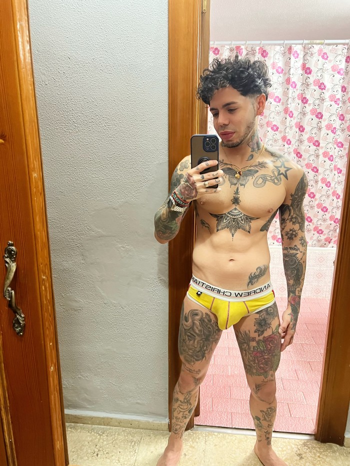 NOVEDAD Chico estudiante Cuerpo fibrado tatuado co