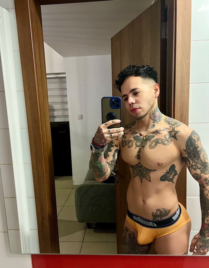 NOVEDAD Chico estudiante Cuerpo fibrado tatuado co