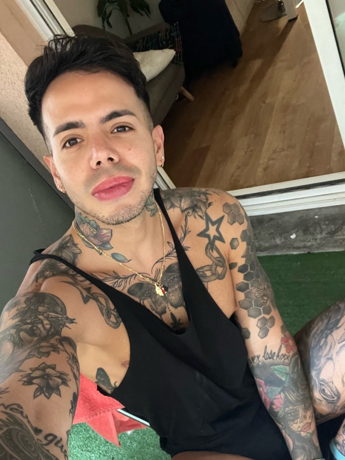 NOVEDAD Chico estudiante Cuerpo fibrado tatuado co