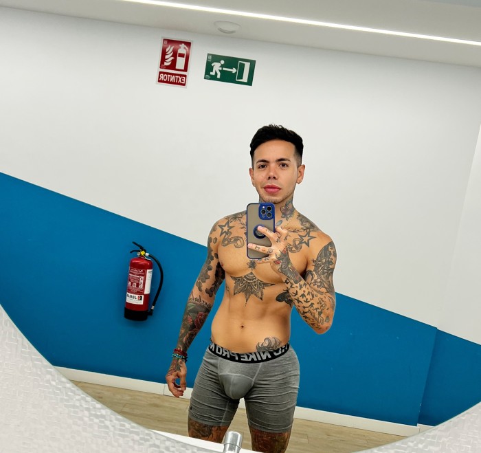 NOVEDAD Chico estudiante Cuerpo fibrado tatuado co